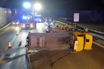 Autotransporter kippt auf der A81 bei Asperg um - 3 Fahrspuren gesperrt